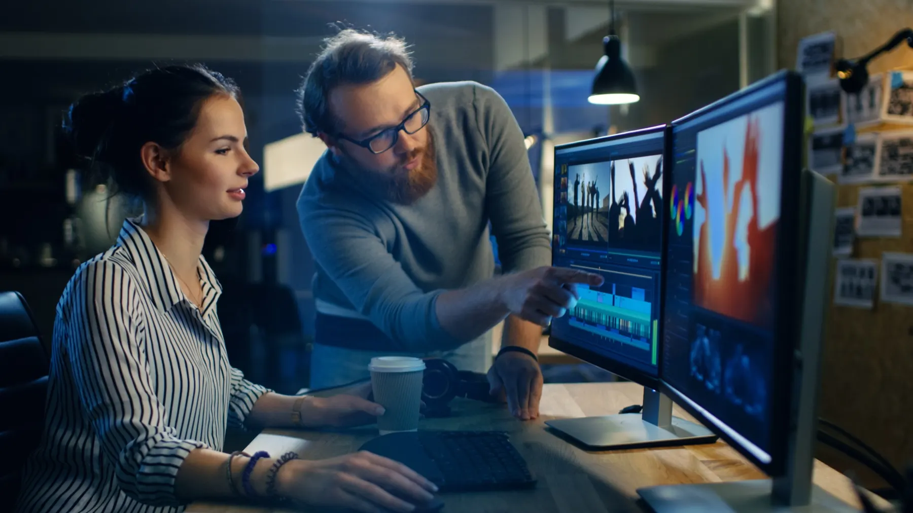 Dos personas editando video en monitores