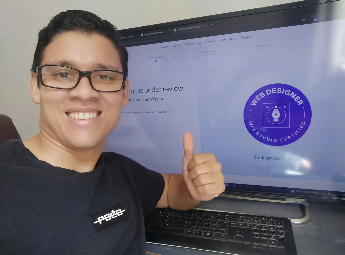 Alumno celebrando la certificación