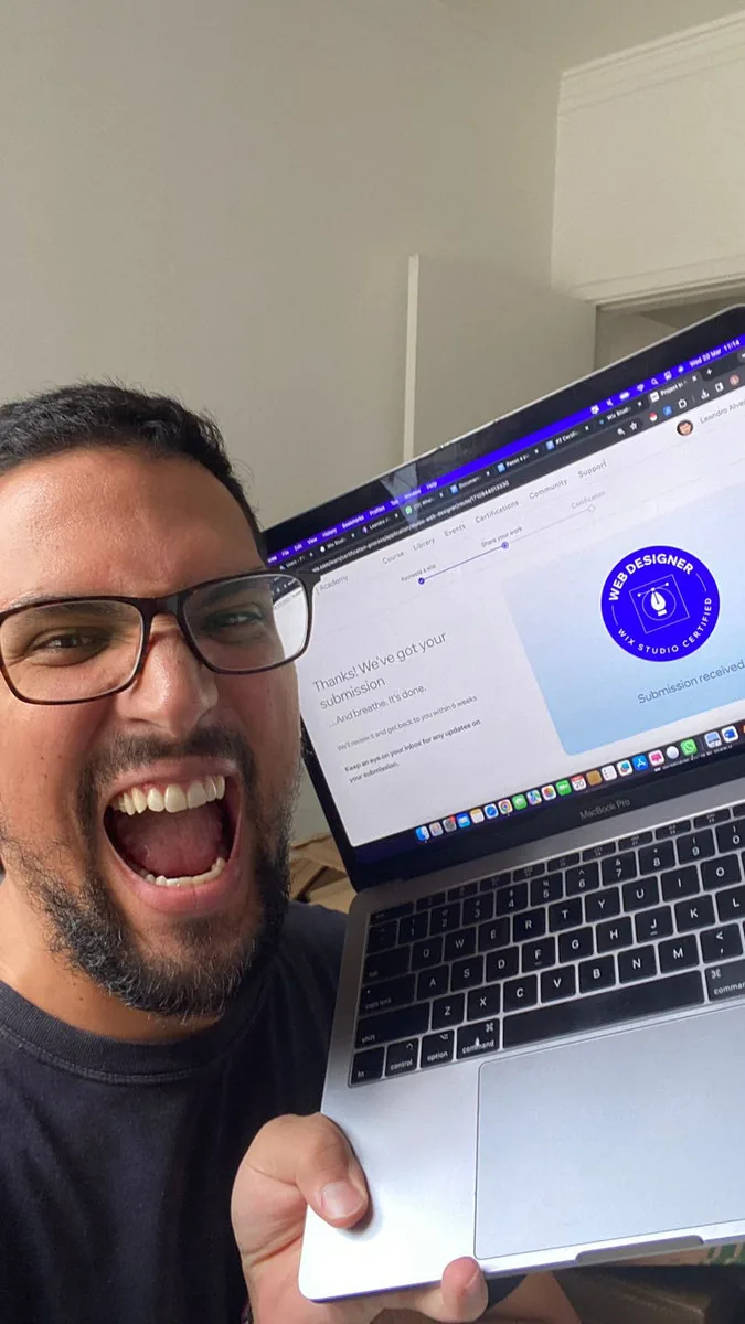 Alumno celebrando la certificación